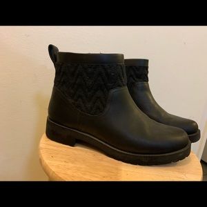 Vionic leather Chelsea boots